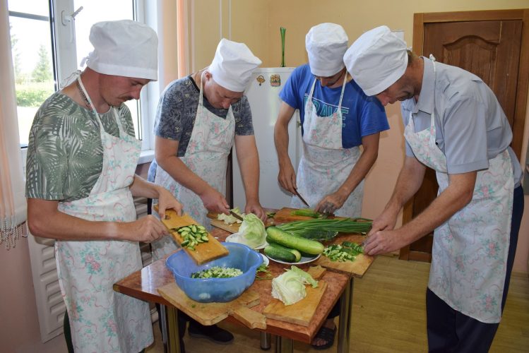 Занятие в центре активности по кулинарии «Поварёнок».
