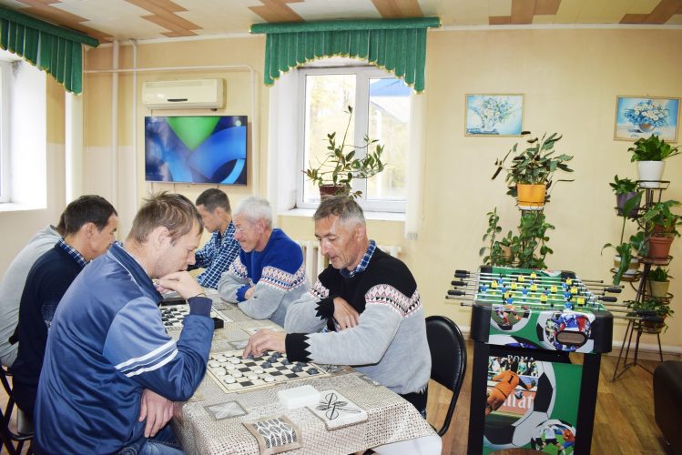 Соревнования по игре в шашки.