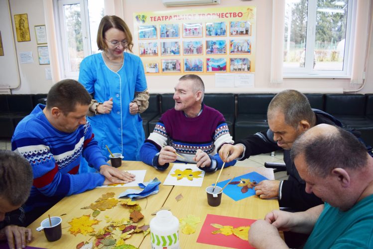«Аппликация из сухих листьев».