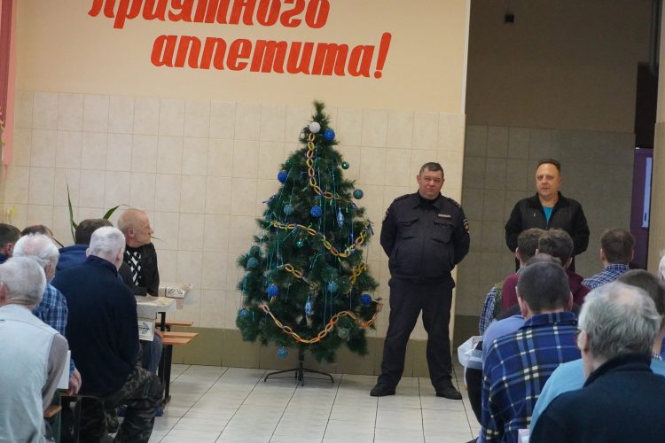 Беседа участкового В.Н. Соколова «Достойное поведение в будни и Новогодние праздники».