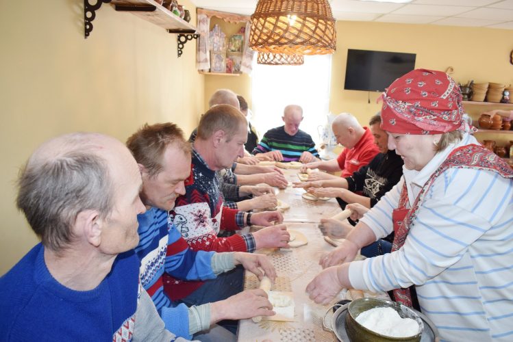 Участие в мастер классе   по выпечке булочек "Возрождение русских традиций".