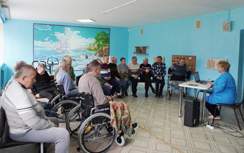 Литературный час для жителей отделения интенсивного ухода.