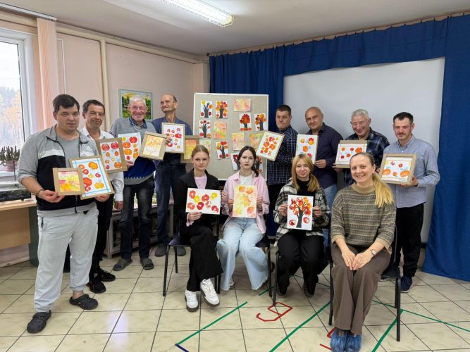 Творческое занятие "Поделки из отпечатков природных материалов".