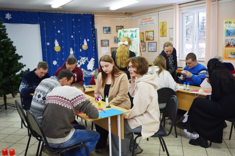 Мастер-класс по изготовлению новогодних игрушек из цветной бумаги от  внешних волонтёров.