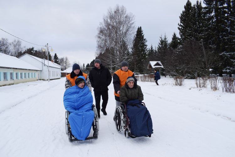 Прогулки с маломобильными гражданами.